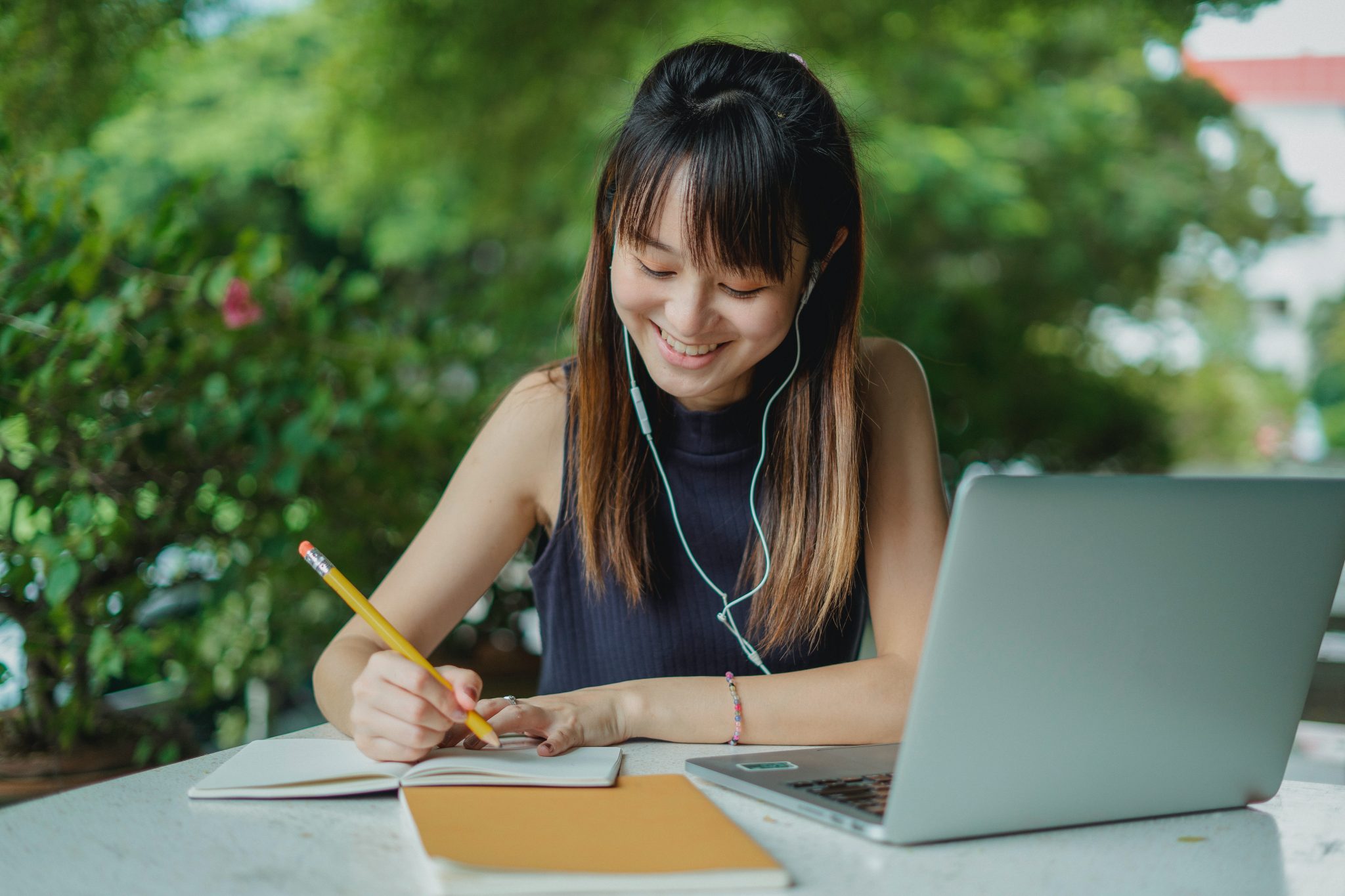 دليلك الكامل للحصول على القبول من الجامعة والدراسة بالخارج